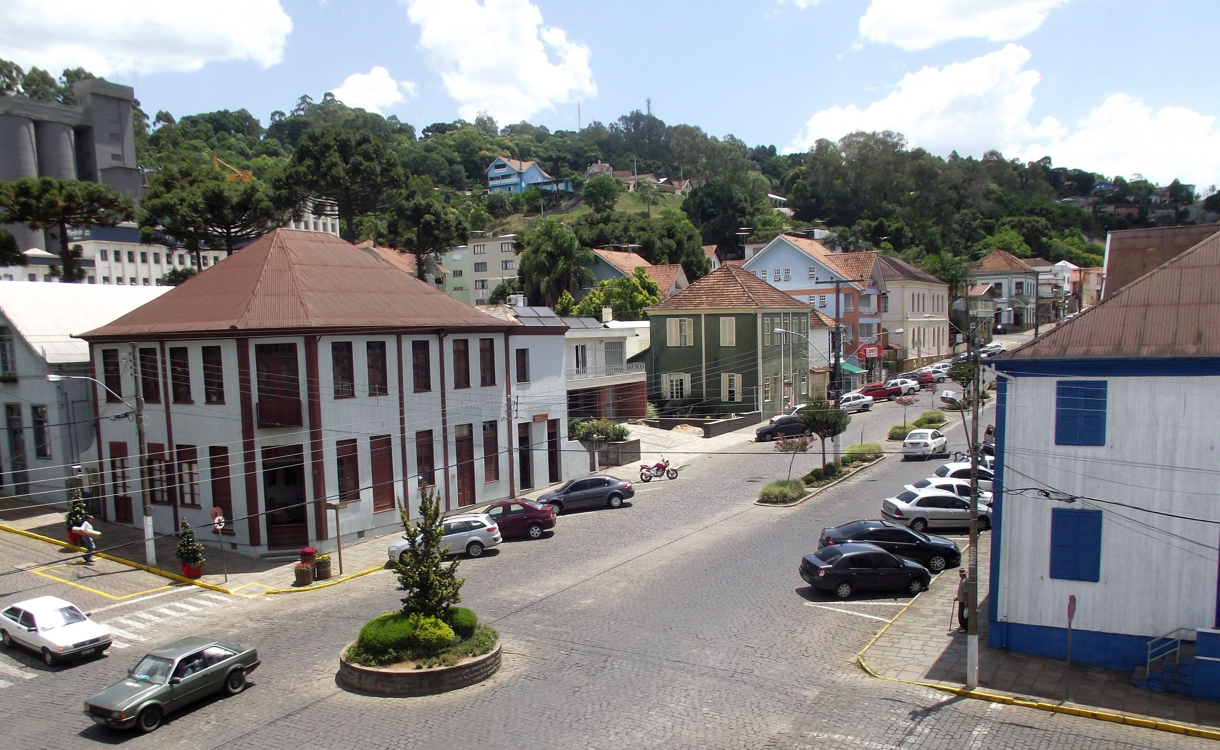 Vista do centro histórico de Antônio Prado, com casarões de madeira dos imigrantes italianos e os morros ao fundo