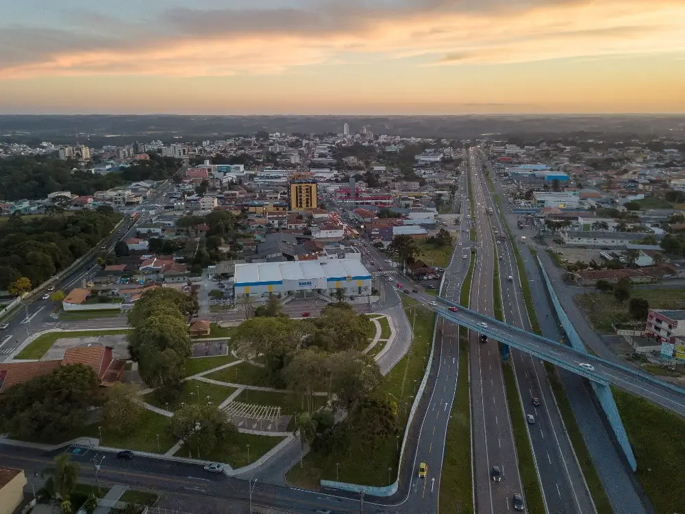 Vista aérea de Araucária, Paraná, ao entardecer