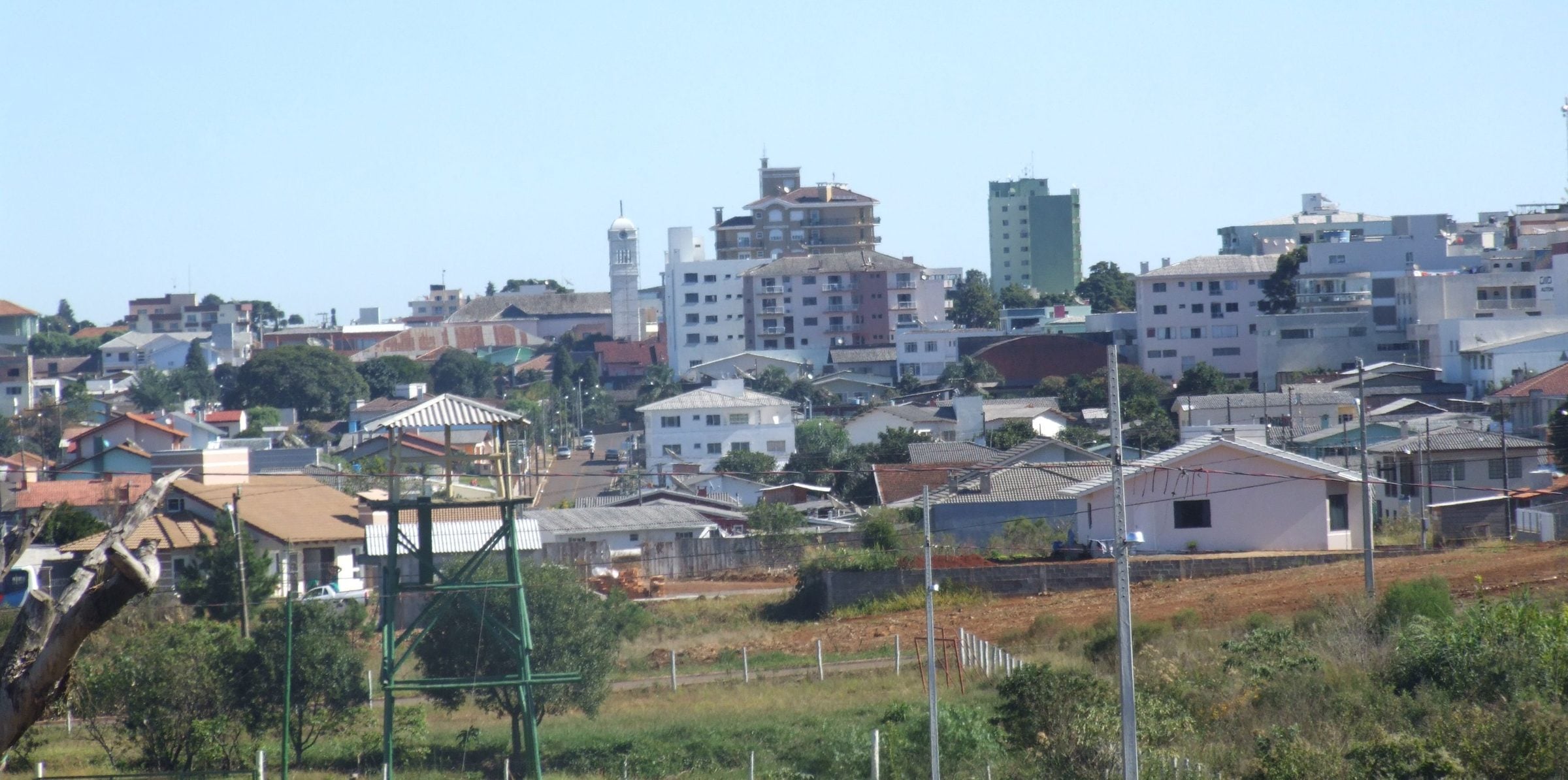 Vista parcial de Campos Novos, com casas e prédios do centro e a torre da Igreja Matriz