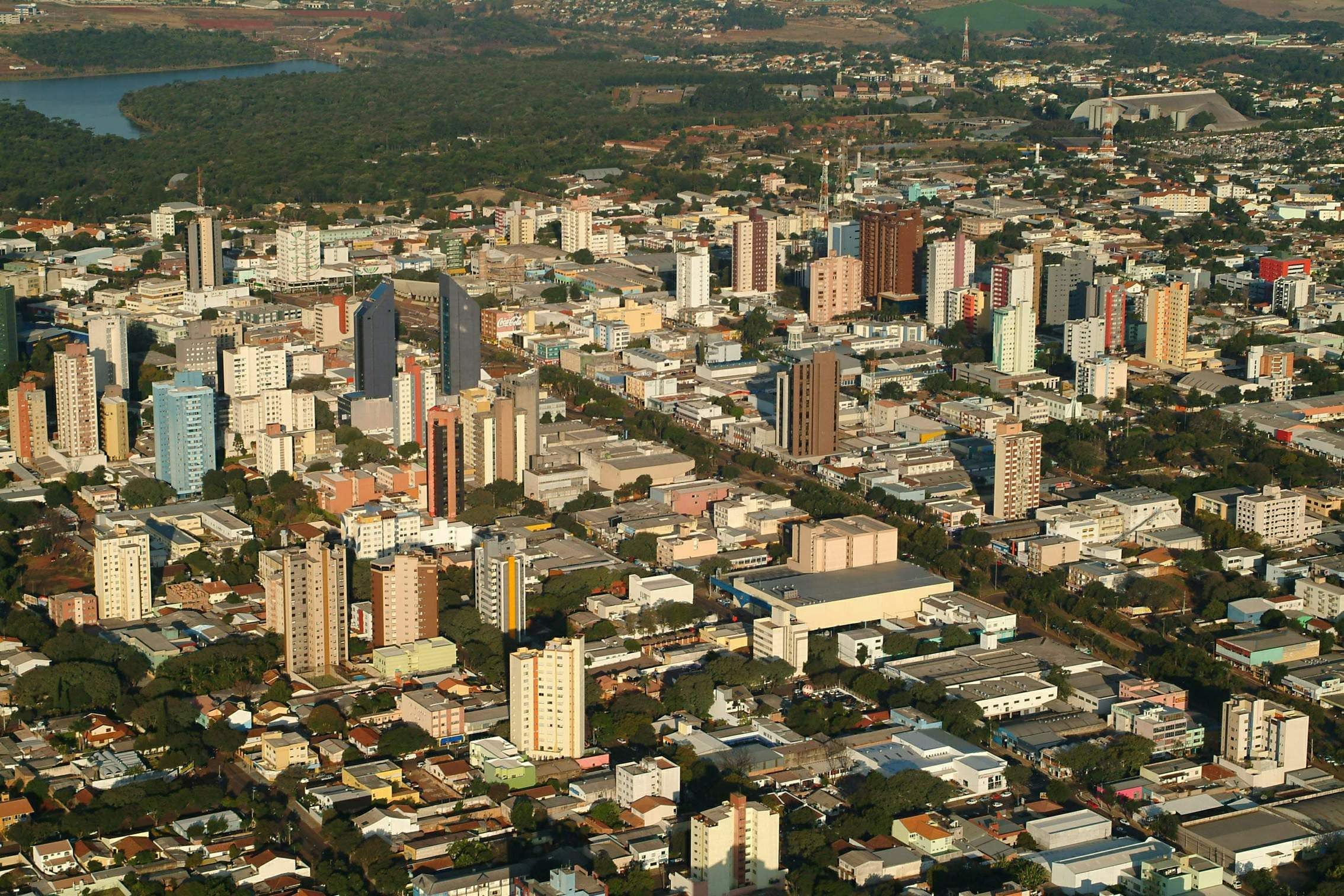 Vista aérea do centro de Cascavel, com seus prédios e as avenidas largas e arborizadas