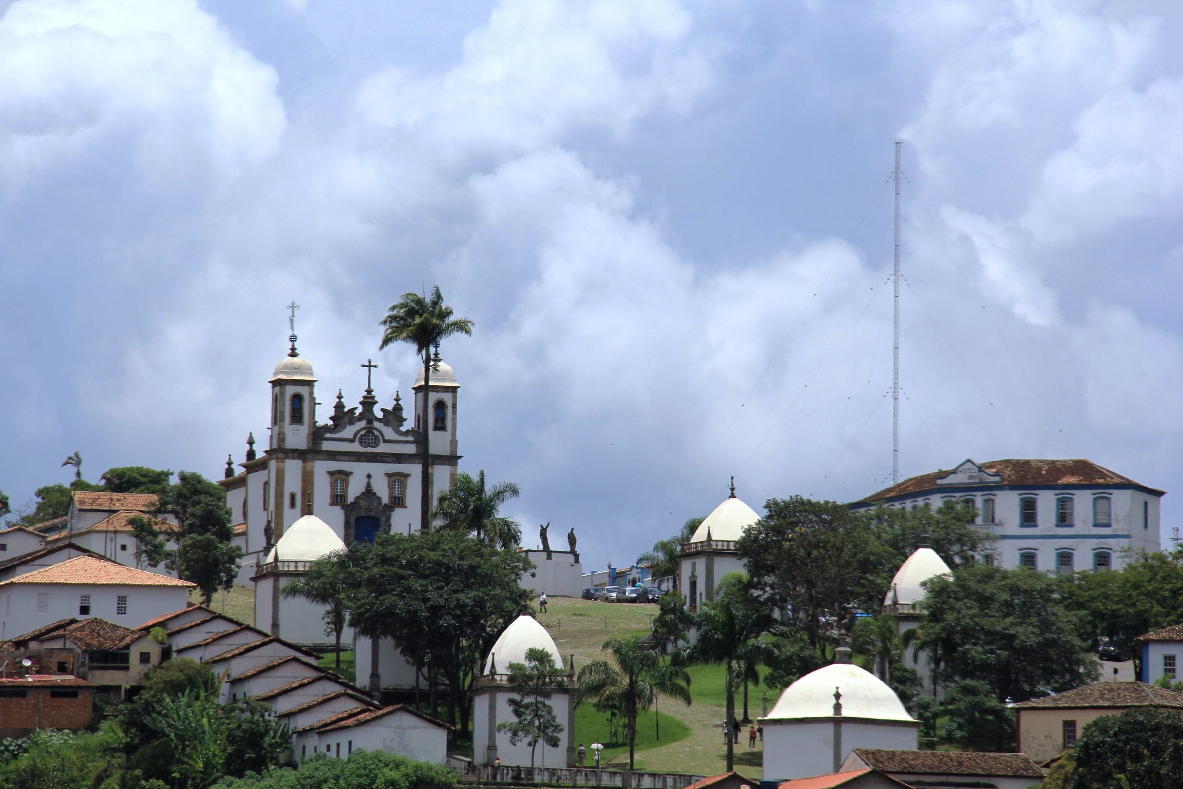 Santuário do Bom Jesus de Matosinhos no alto do morro, com a basílica, as capelas dos Passos e o casario de Congonhas ao redor