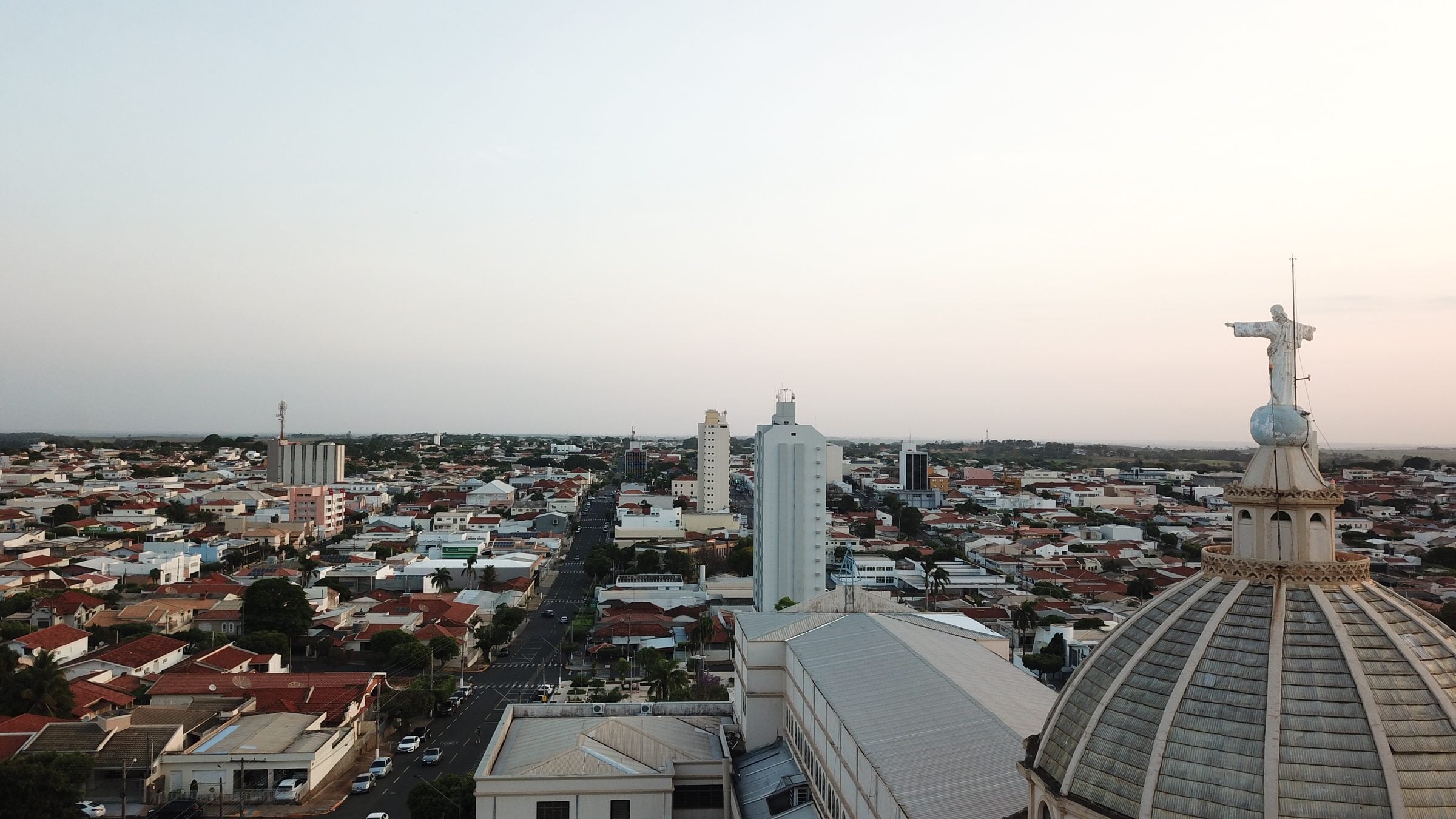 Vista aérea de Dracena, com a cúpula da Igreja Matriz e a estátua do Cristo em primeiro plano
