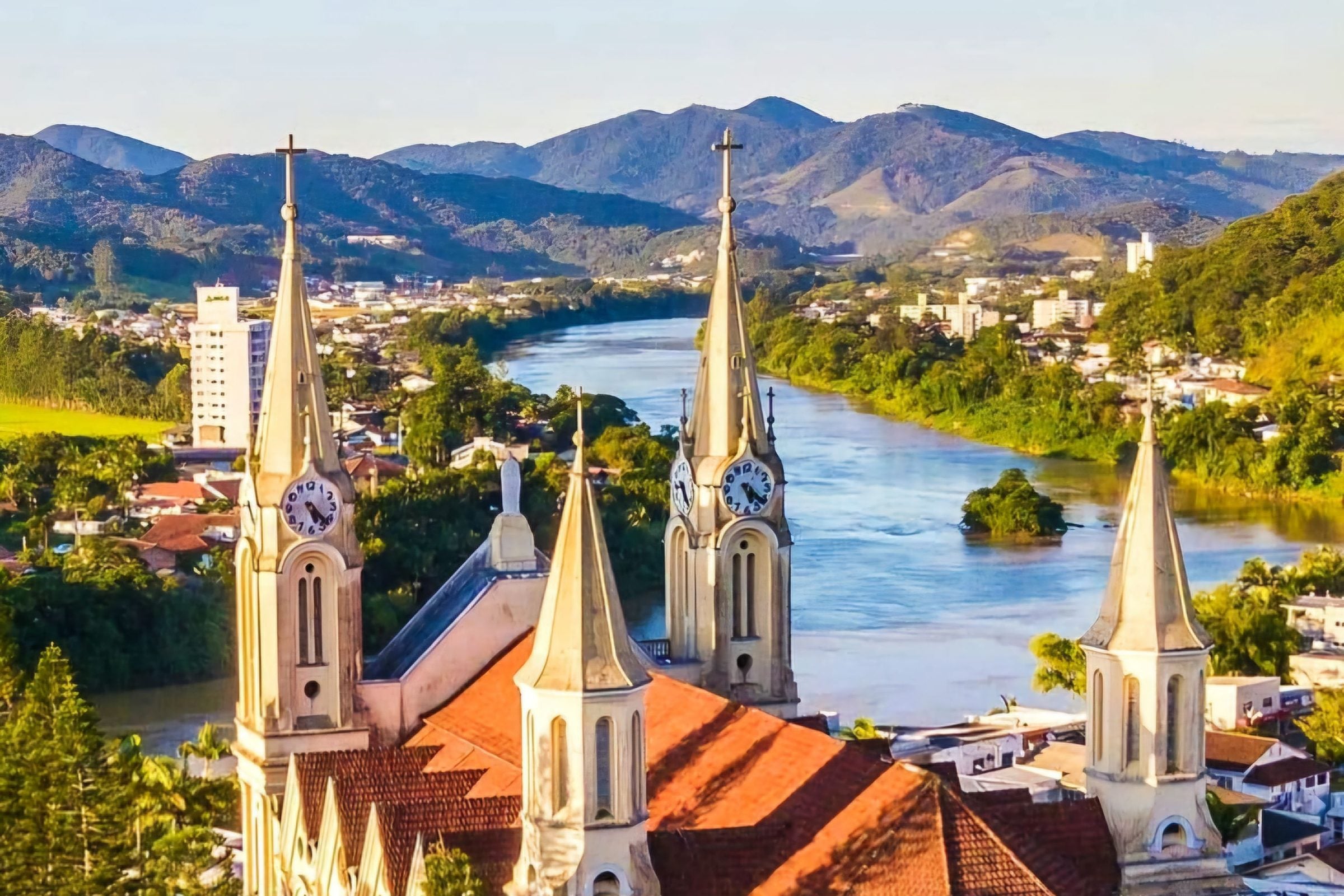 Vista aérea da Igreja Matriz São Pedro Apóstolo, com o Rio Itajaí-Açu, a cidade de Gaspar e as montanhas ao fundo