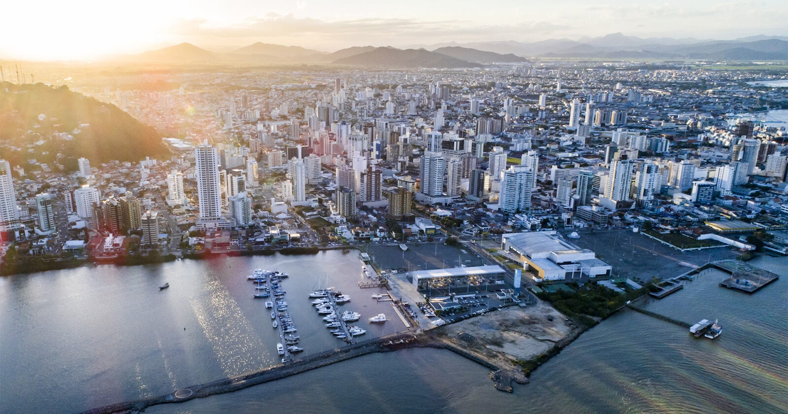 Vista panorâmica de Itajaí, com a marina, o centro e o rio Itajaí-Açu
