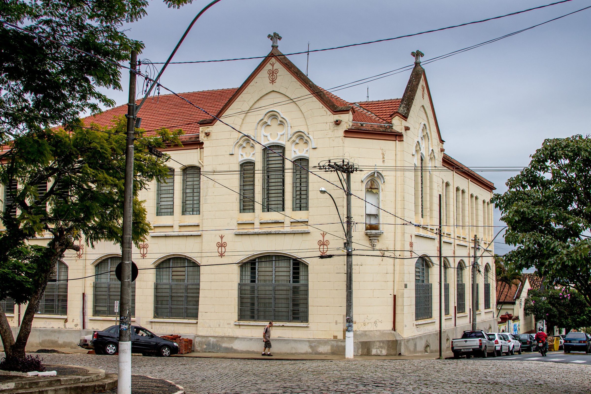 Prédio histórico da Escola Estadual Doutor Júlio Mesquita, tombado pelo Condephaat, numa esquina do centro de Itapira