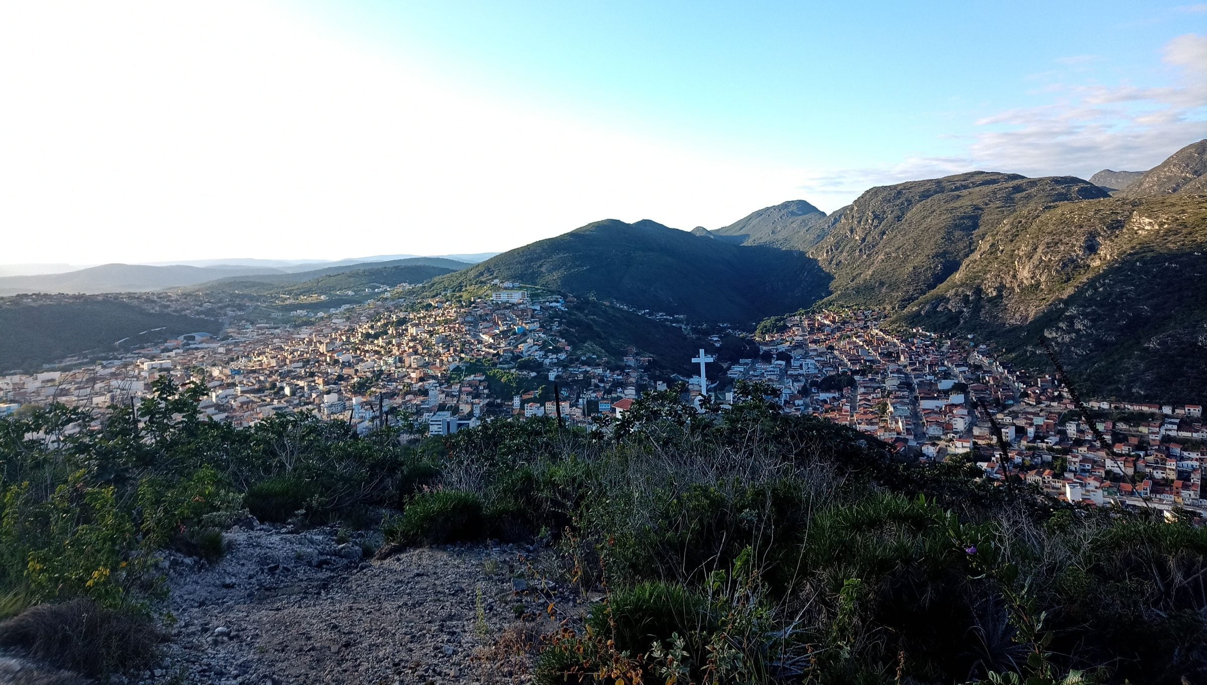 Vista panorâmica de Jacobina, com a cidade espalhada pelo vale entre as serras e o cruzeiro ao centro