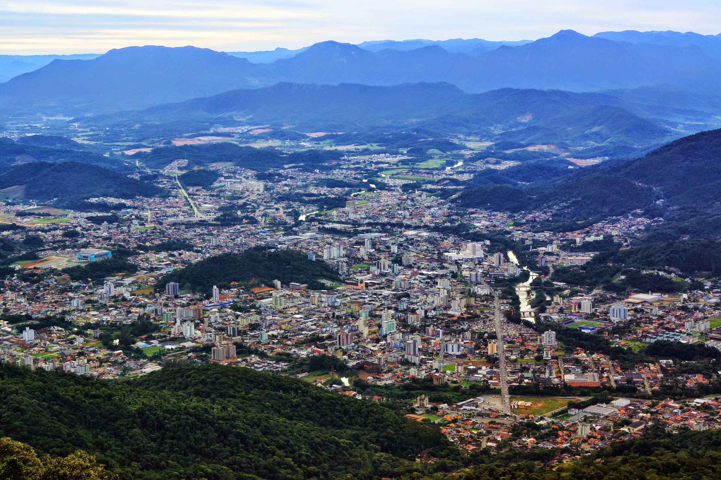 Vista de Jaraguá do Sul a partir do Morro Boa Vista, com a cidade espalhada pelo vale entre as serras