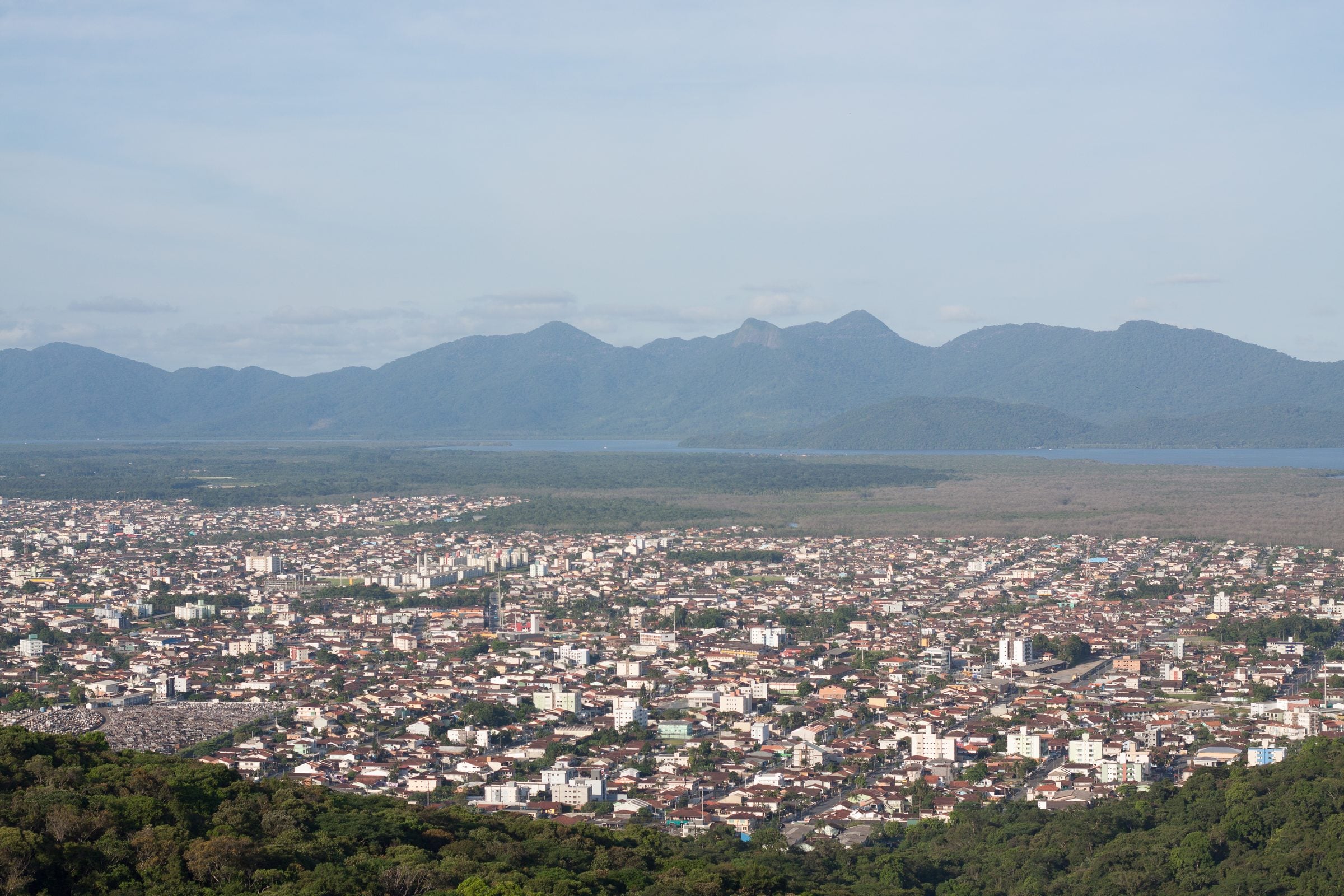 Vista de Joinville a partir do Mirante, com a cidade estendida na planície e a Serra do Mar ao fundo