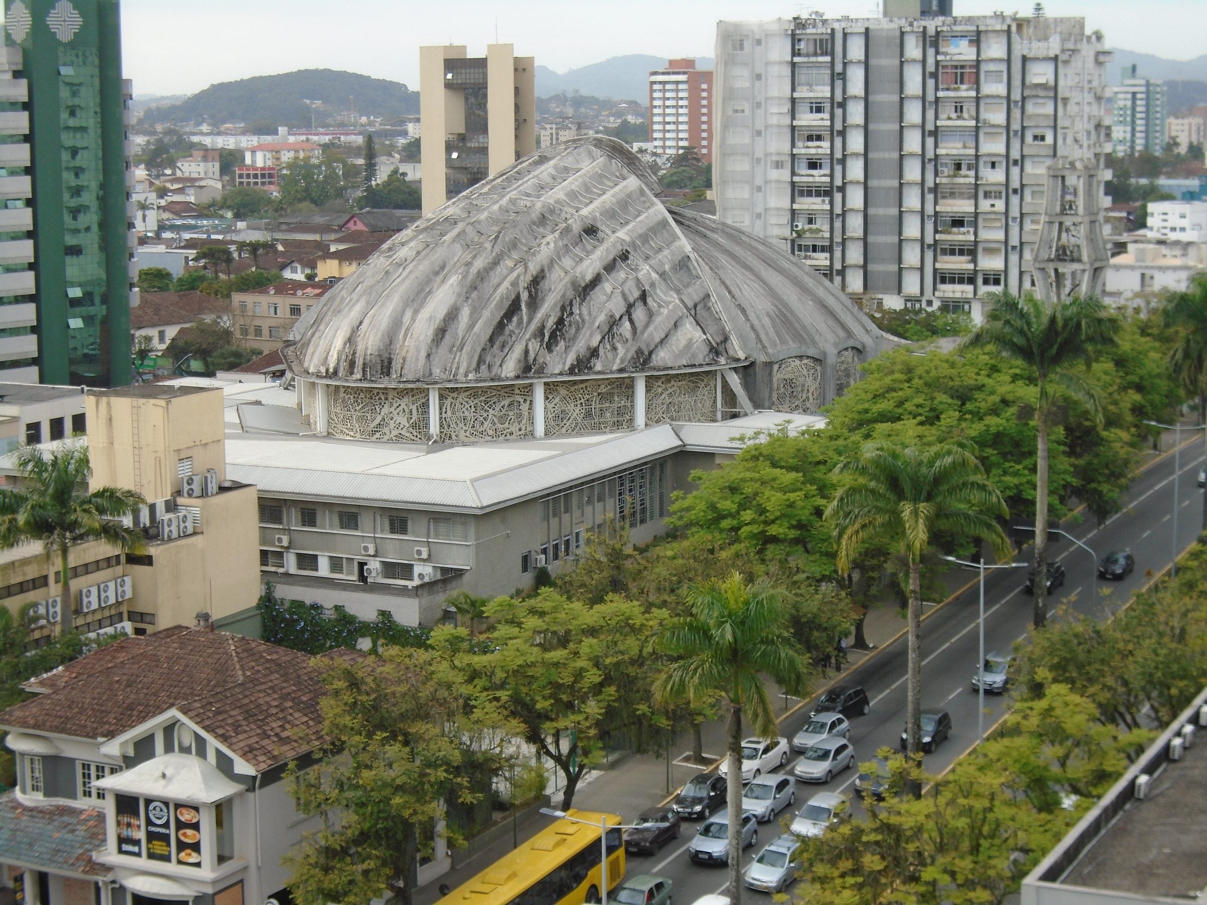 Centro de Joinville visto do alto, com a Catedral de São Francisco Xavier e a avenida arborizada ao lado