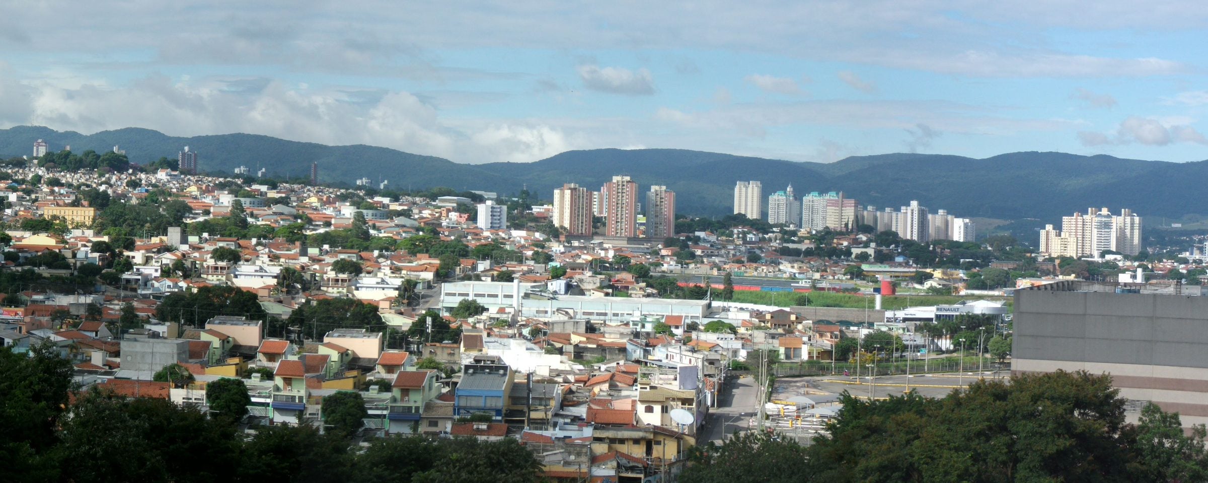 Panorâmica de Jundiaí, com bairros e prédios do centro e a Serra do Japi ao fundo