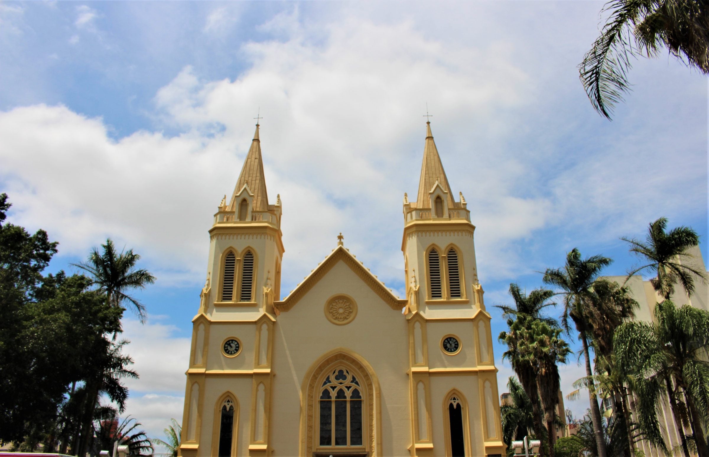 Fachada da Catedral de Nossa Senhora do Desterro, no centro de Jundiaí, entre palmeiras