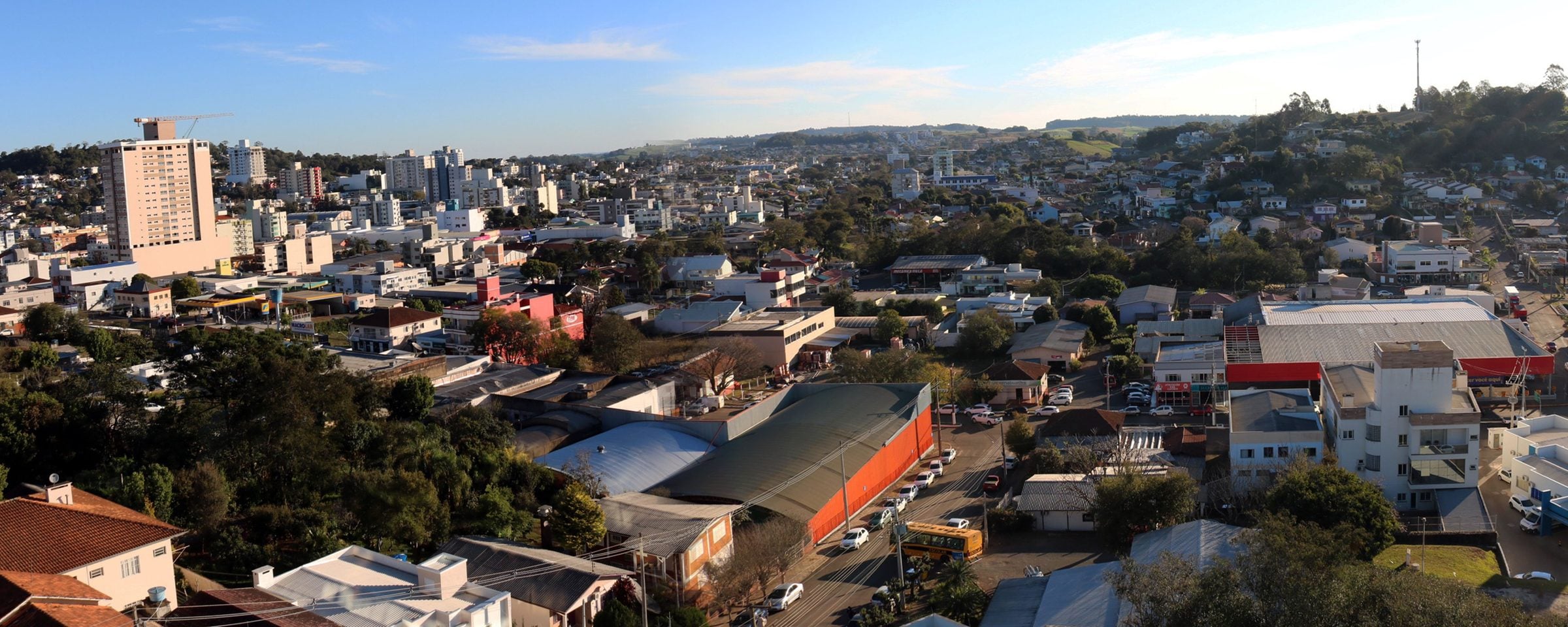 Vista parcial de Maravilha, com o centro da cidade e seus prédios entre as colinas do oeste catarinense
