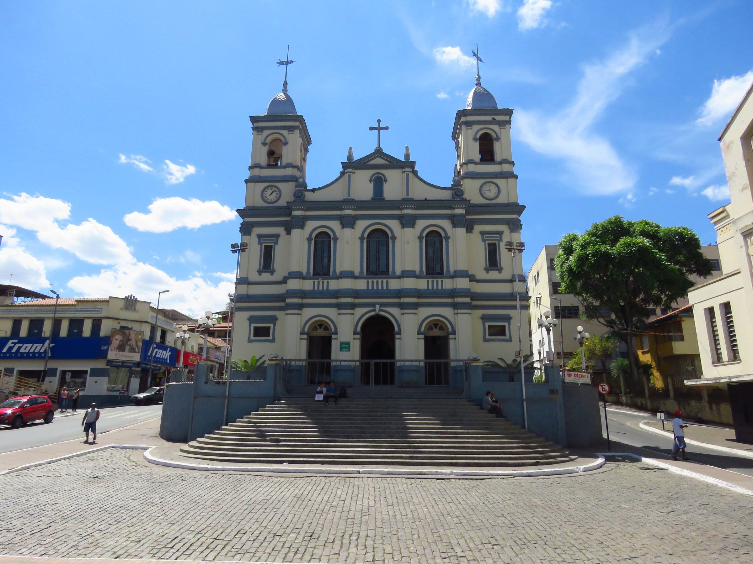 Praça central de Nova Lima com a Igreja Matriz de Nossa Senhora do Pilar e o casario ao redor