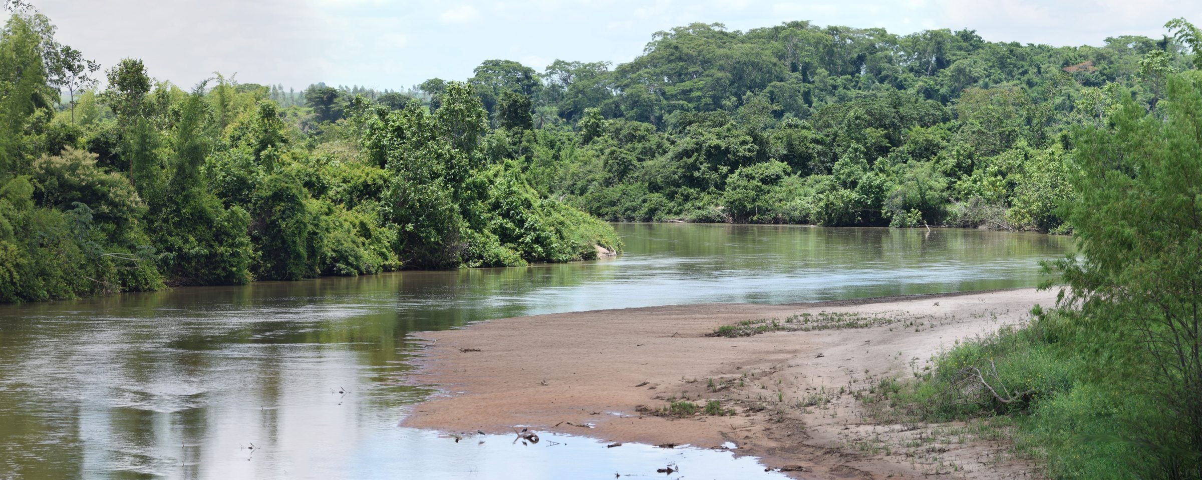 O Rio do Peixe entre matas ciliares e bancos de areia, no Parque Estadual do Rio do Peixe, em Ouro Verde