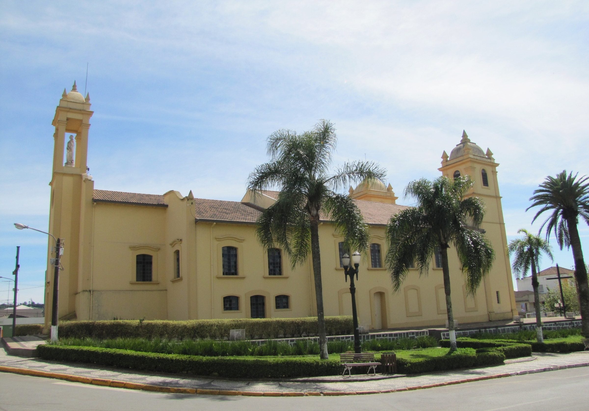 Igreja Matriz de Palmeira e a praça ajardinada com palmeiras, no centro da cidade
