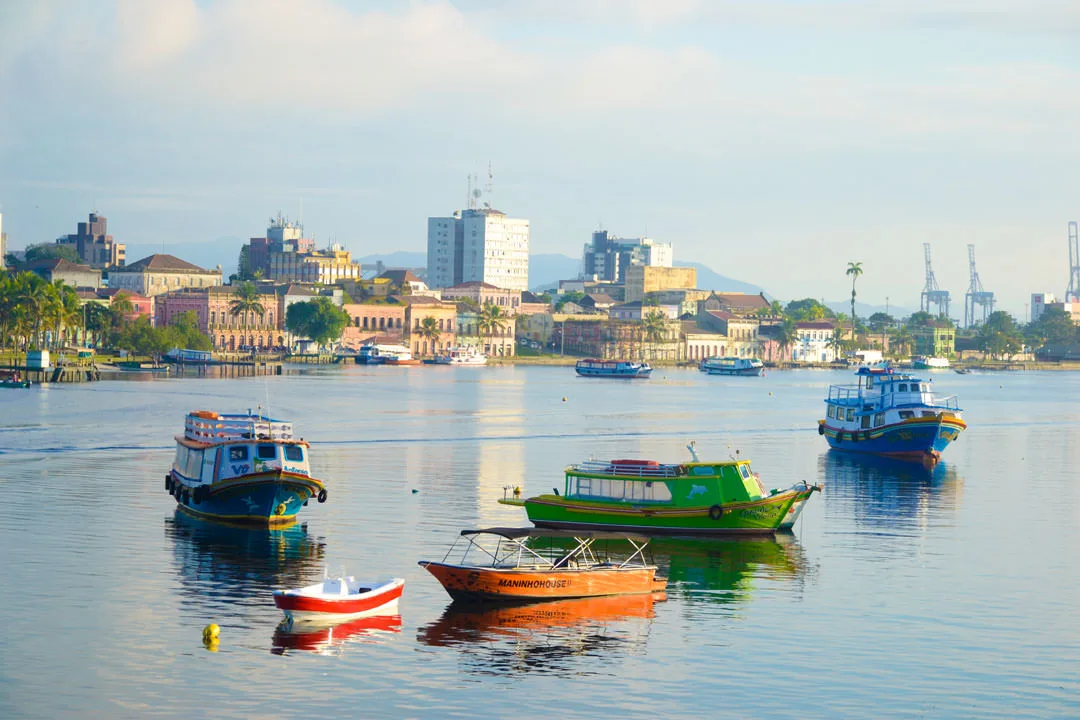 Barcos ancorados diante do centro histórico de Paranaguá, Paraná