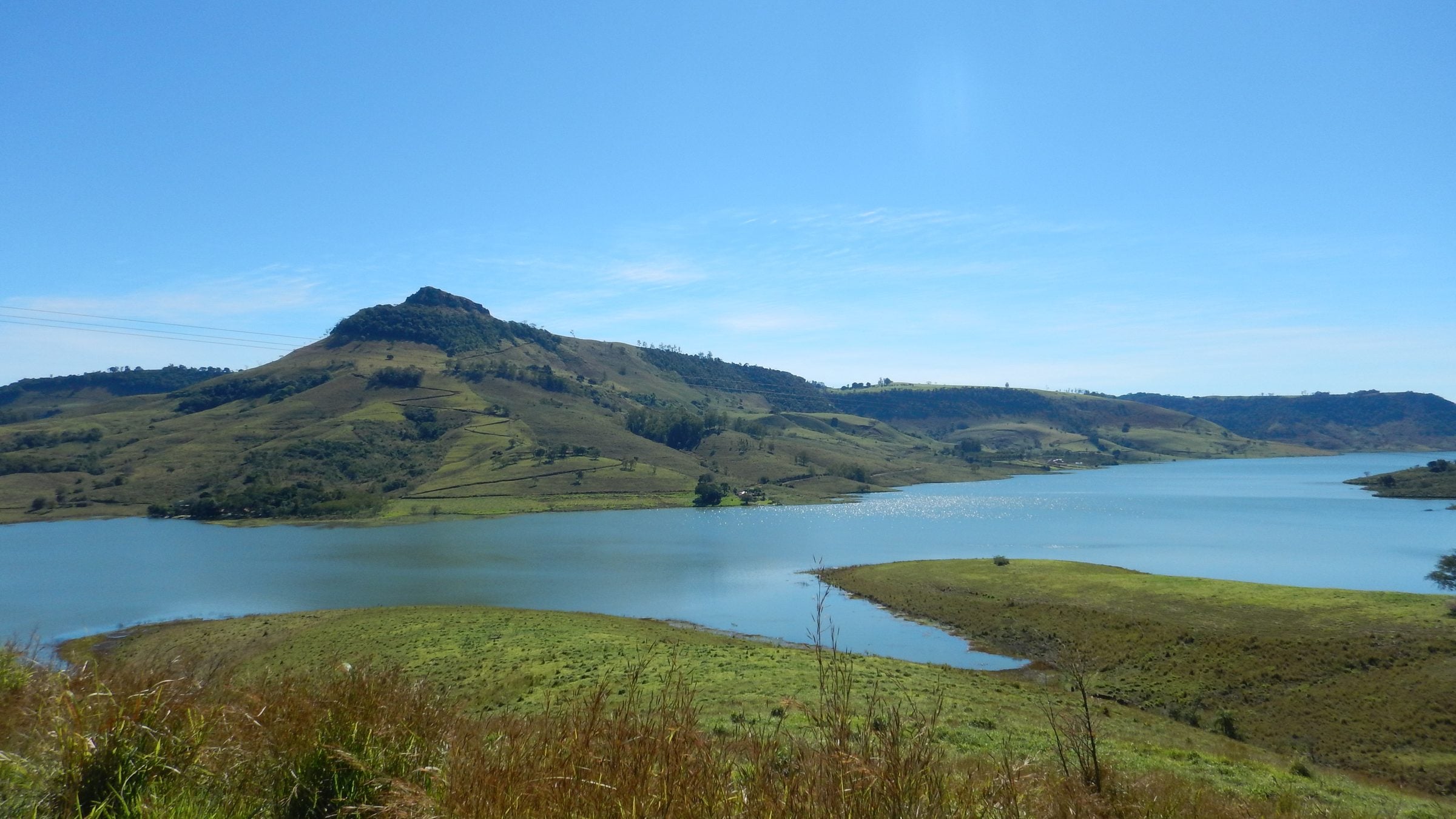 Represa de Chavantes, no rio Paranapanema, com o Morro do Gavião ao fundo, em Ribeirão Claro