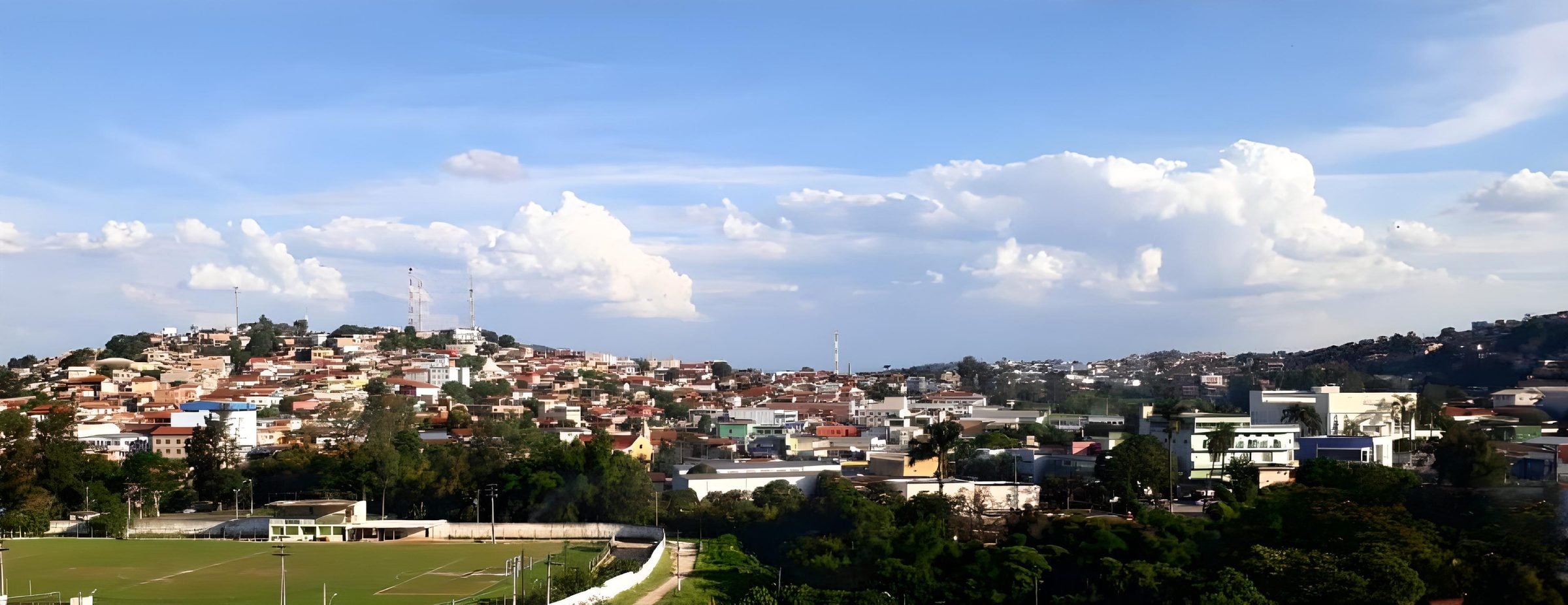 Vista panorâmica de bairros de Ribeirão das Neves sobre os morros, a partir do fórum da cidade