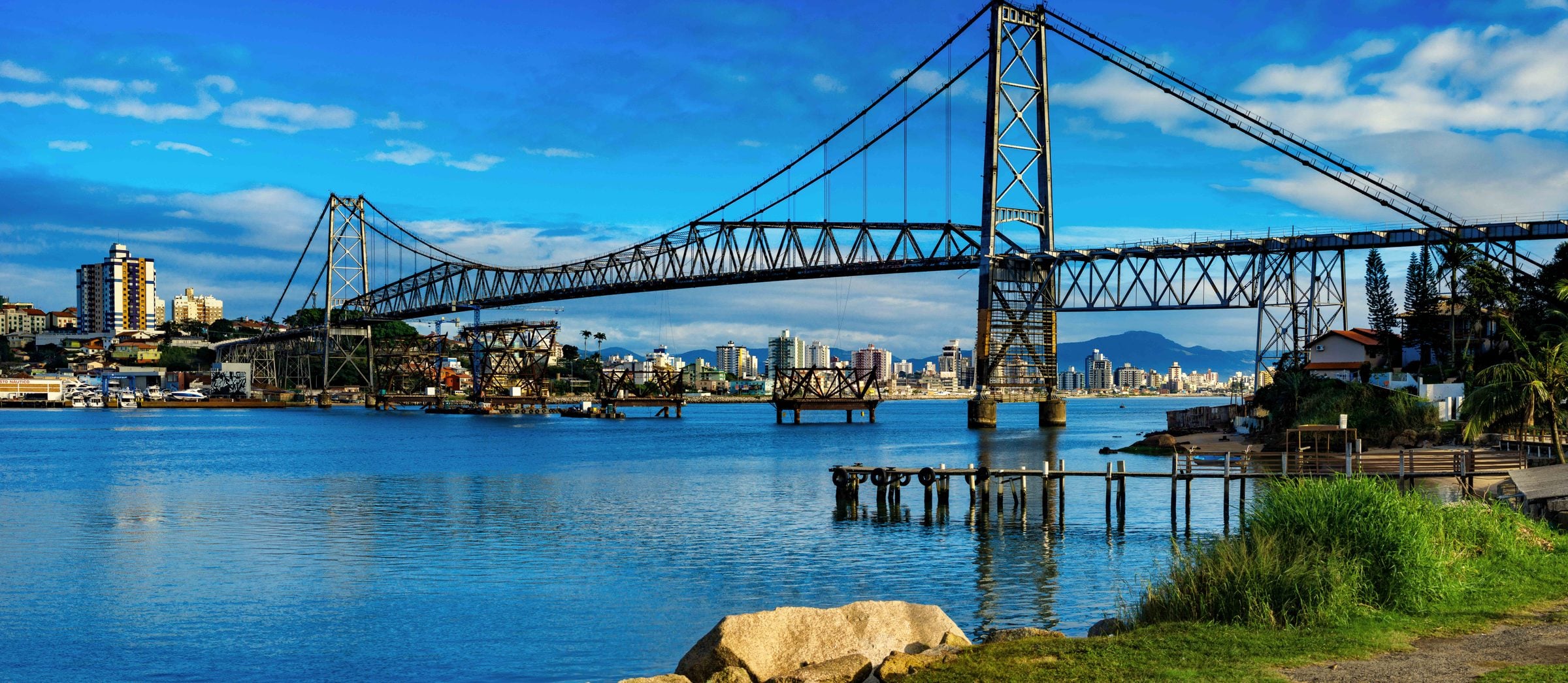 Ponte Hercílio Luz sobre o mar, ligando a Ilha de Santa Catarina ao continente, em Florianópolis