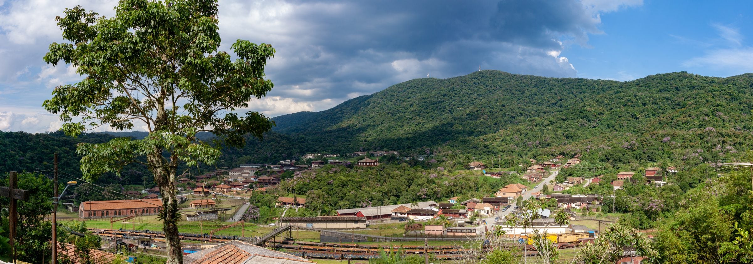 Vista panorâmica da parte baixa da vila de Paranapiacaba, em Santo André, cercada pela mata da Serra do Mar