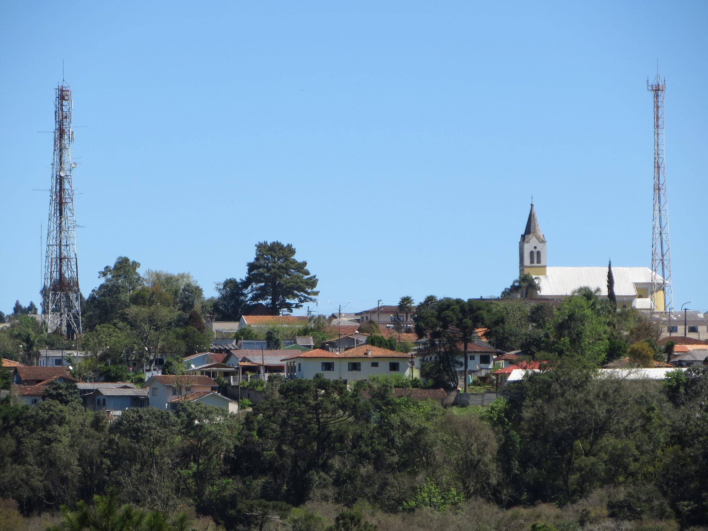Vista parcial de São João do Triunfo, com casas entre a mata e a Igreja Matriz no alto do morro