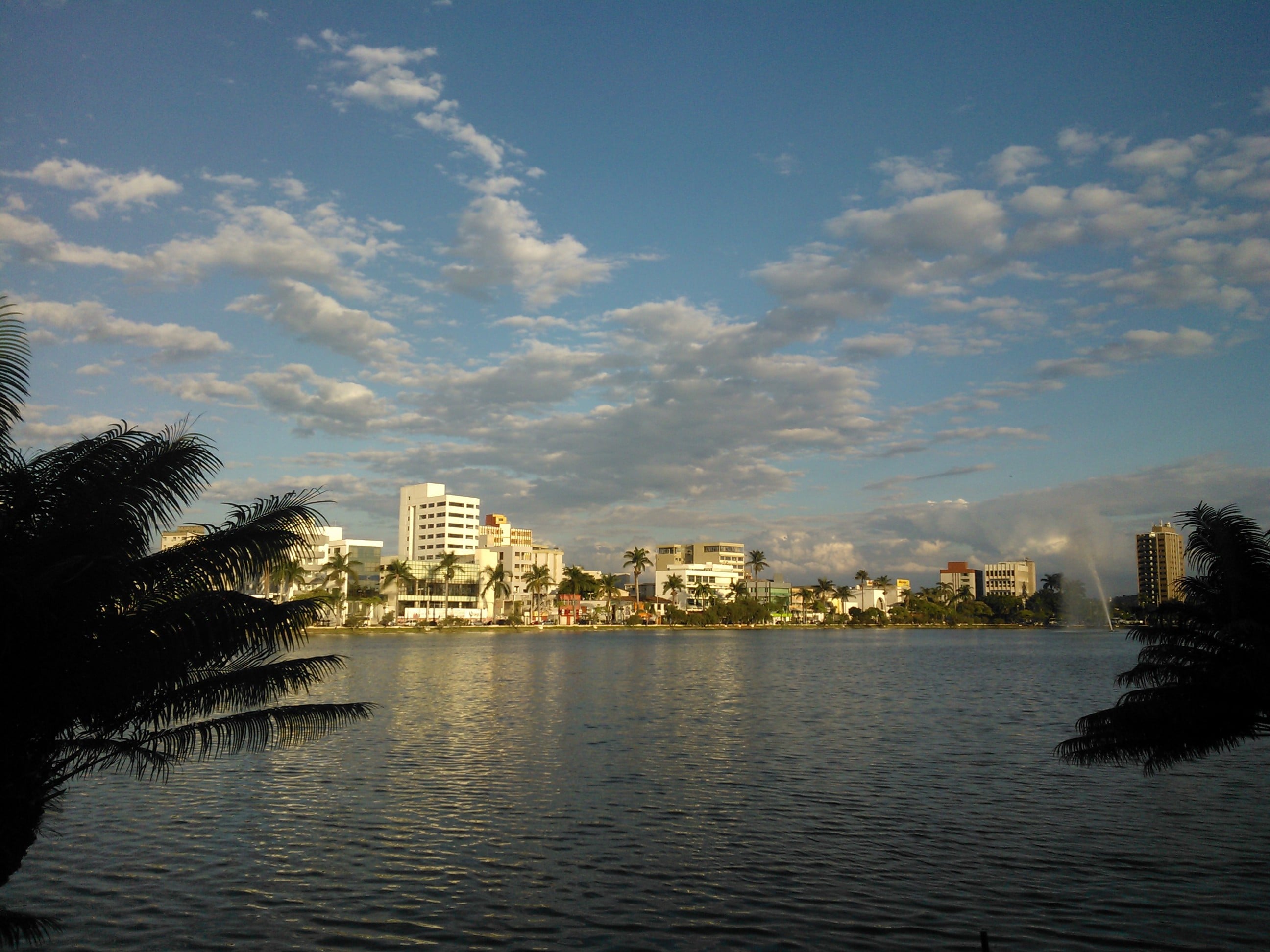 A Lagoa Paulino e os prédios da orla, no centro de Sete Lagoas, Minas Gerais, ao fim da tarde