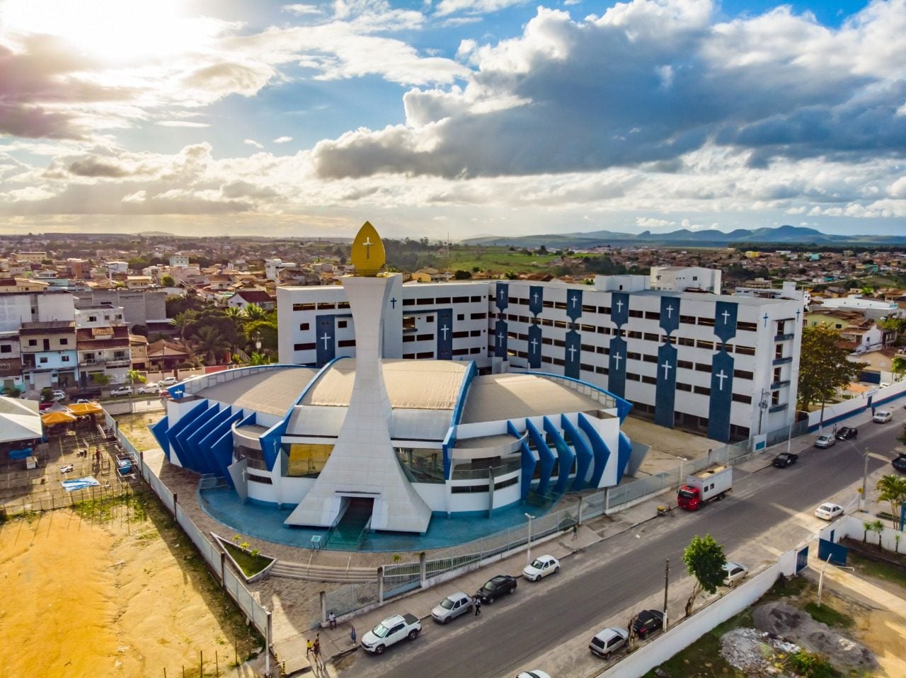Catedral de São Pedro, em Teixeira de Freitas, vista do alto, com a cidade ao fundo