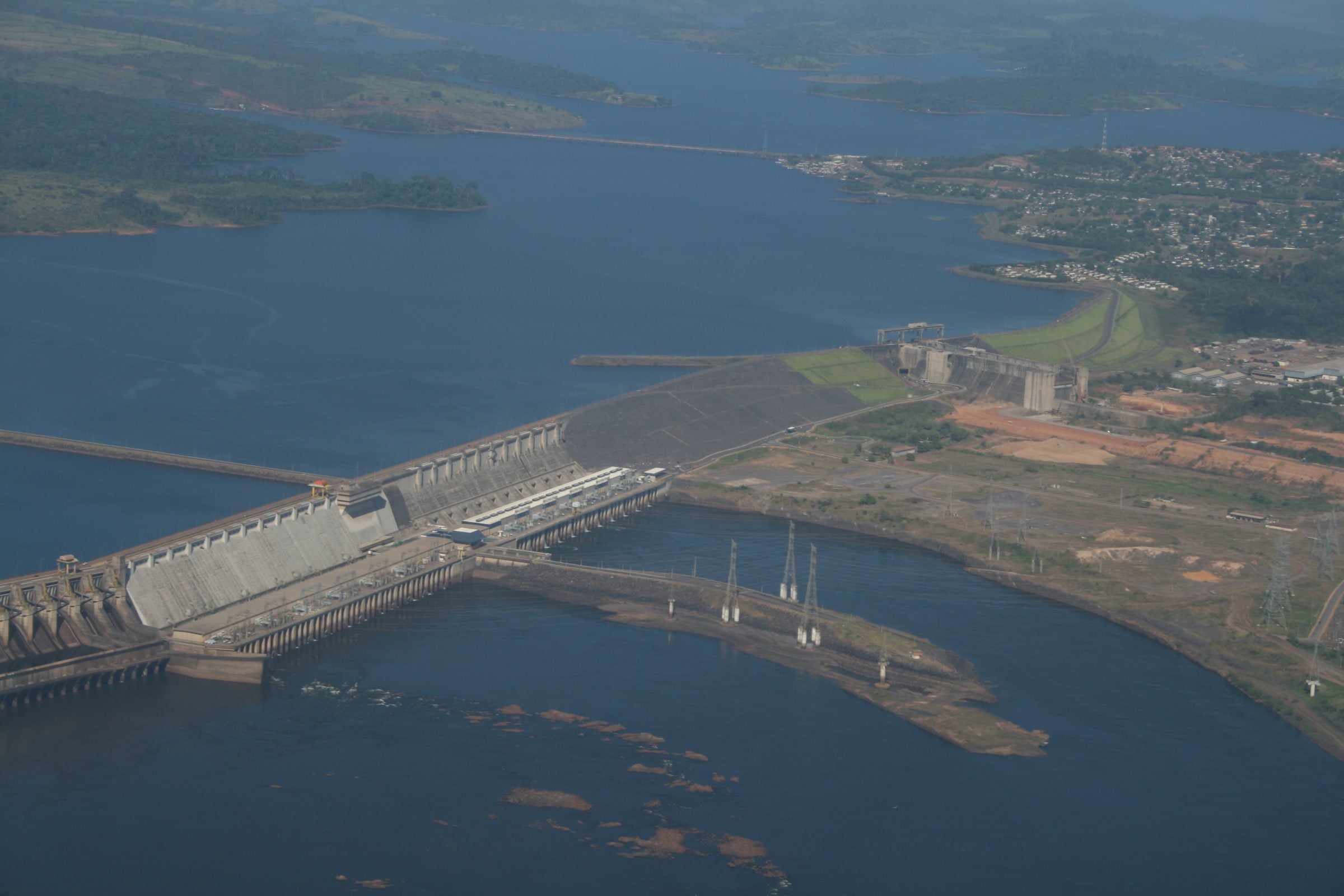 Vista aérea da Usina Hidrelétrica de Tucuruí e do rio Tocantins, com a cidade ao fundo