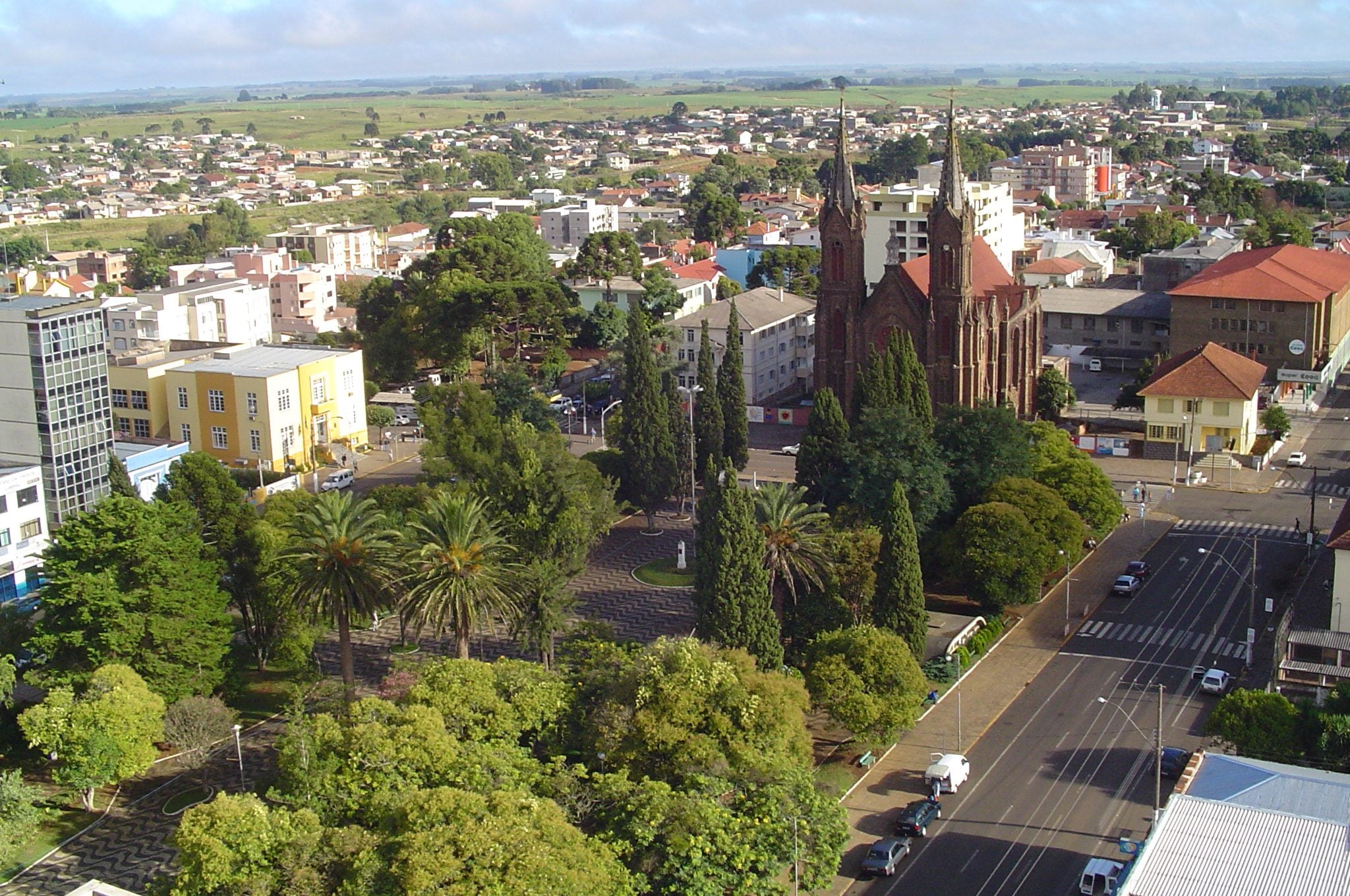Vista aérea do centro de Vacaria, com a praça central arborizada e a Catedral de Nossa Senhora da Oliveira