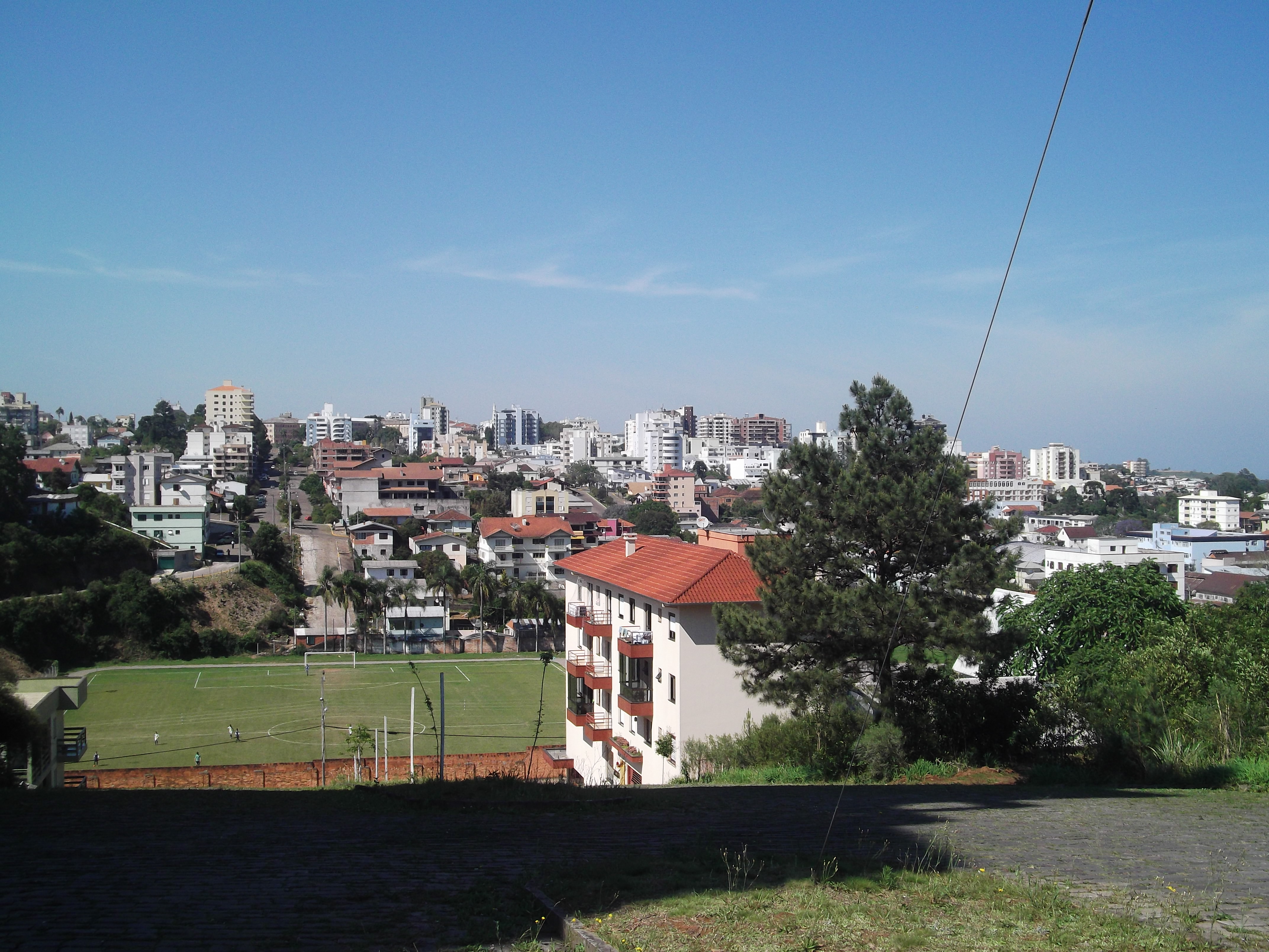 Vista de Veranópolis, com edifícios, casas e a paisagem urbana da serra gaúcha